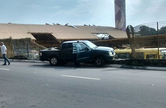 CARRO NA CERCA