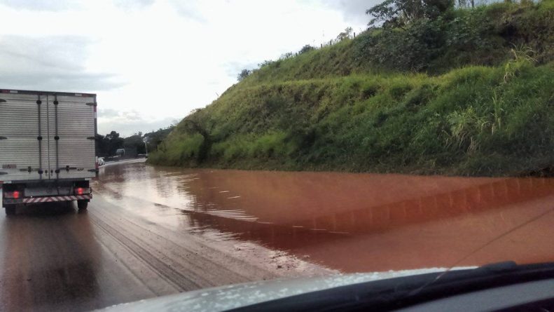 Estrada de Itatiba alagada