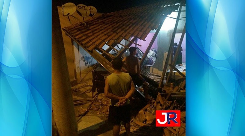 CARRO INVADE CASA copiar