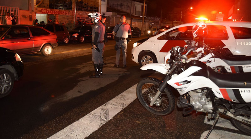 viaturas da PM à noite
