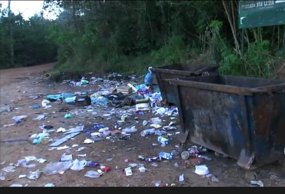 lixo jogado em estrada