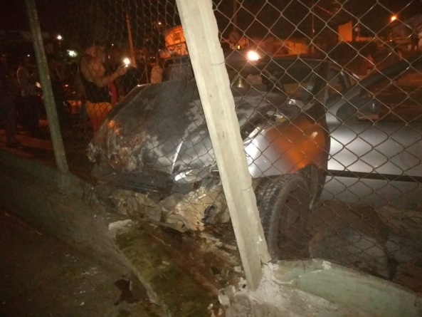 carro na cerca