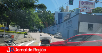 Carro capota na Chácara Urbana Carro capota na Chácara Urbana