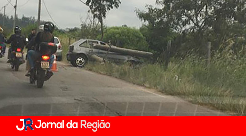 carro no poste larissa roveri copiar
