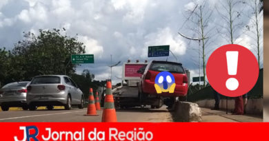 Carro sobe na mureta de ponte Carro sobe na mureta de ponte
