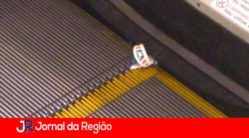 SANDÁLIA NA ESCADA ROLANTE copiar