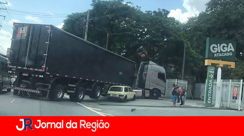 acidente rua cica caminhão e carro copiar
