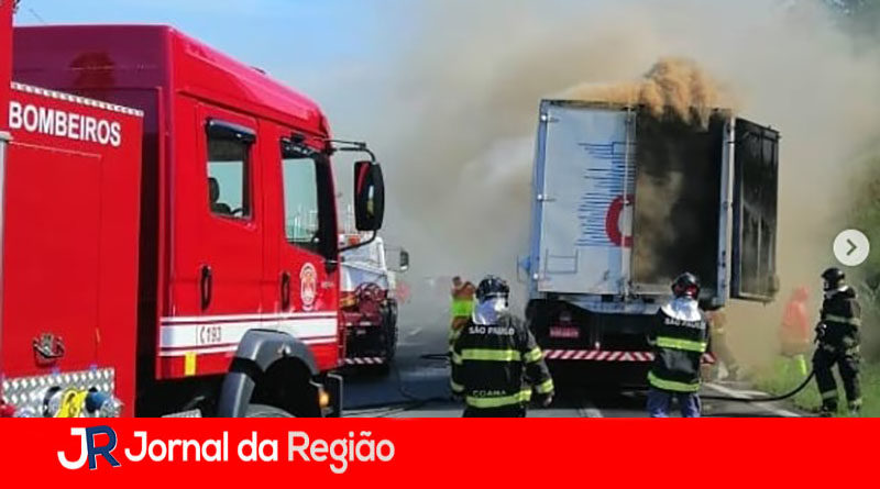 bombeiros combate a fogo em caminhão copiar