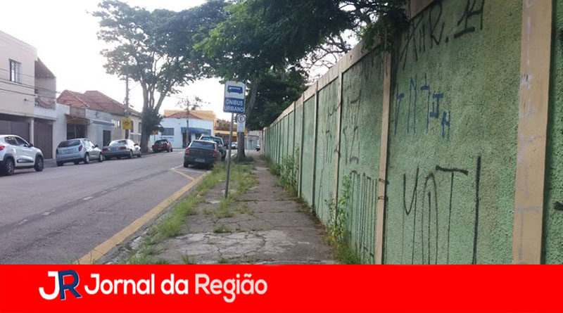 calçada cheia de mato copiar