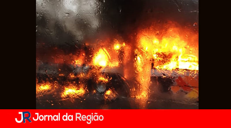 ônibus pega fogo copiar