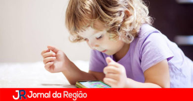 Alunos da rede estadual terão aulas pelo celular Alunos da rede estadual terão aulas pelo celular