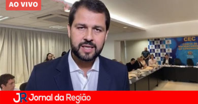 Prefeito anuncia redução de salários Prefeito anuncia redução de salários