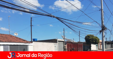 Leitora reclama de fios soltos na rua Leitora reclama de fios soltos na rua