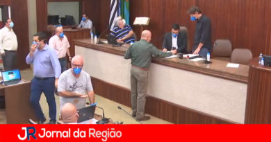 Câmara aprova desconto nos salários dos servidores Câmara aprova desconto nos salários dos servidores
