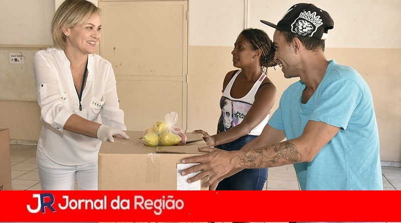 entrega de kit alimentacao nas emebs a alunos carentes c 30