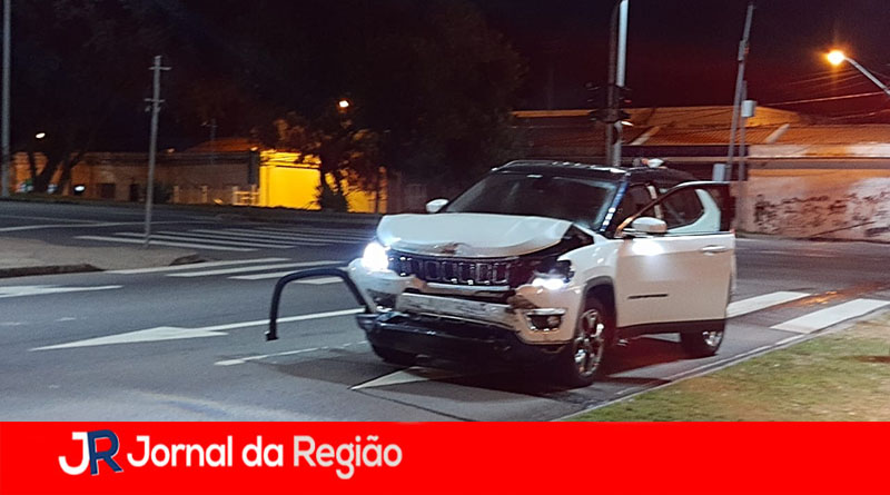 CARRO BATIDO NA VILA ARENS copiar