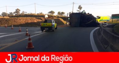 Caminhão tomba no trevo do Jundiaí Mirim Caminhão tomba no trevo do Jundiaí Mirim