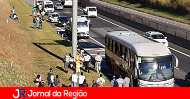 Carro e ônibus batem na Via Anhanguera Carro e ônibus batem na Via Anhanguera