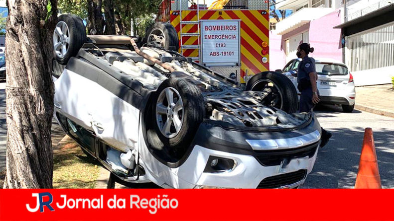 CARRO CAPOTA NA ANTONIO SEGRE