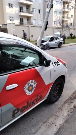 carro no poste copette