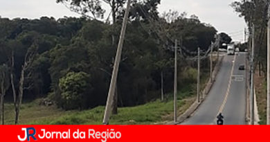 Caminhão bate em poste no Distrito Industrial Caminhão bate em poste no Distrito Industrial