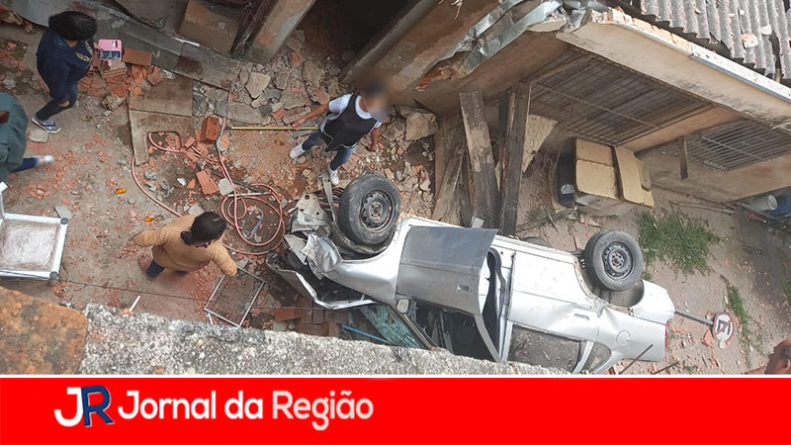 carro invade casa copiar
