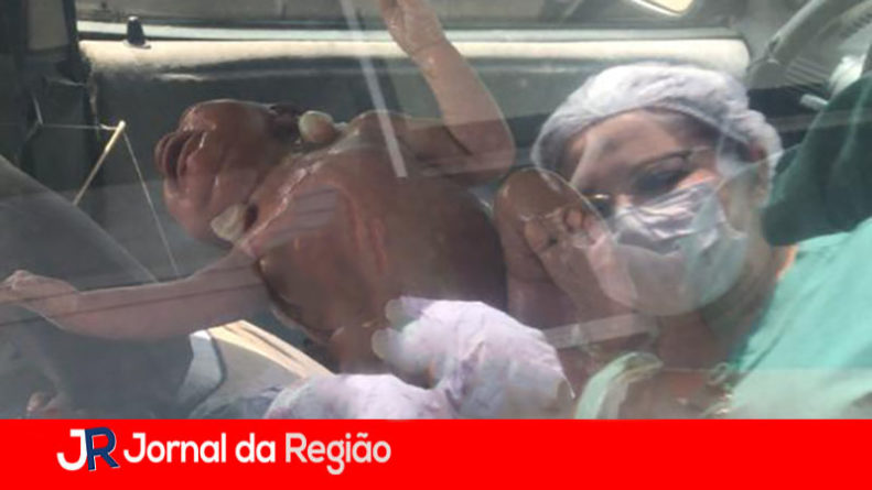 Bebe nasce no carro copiar