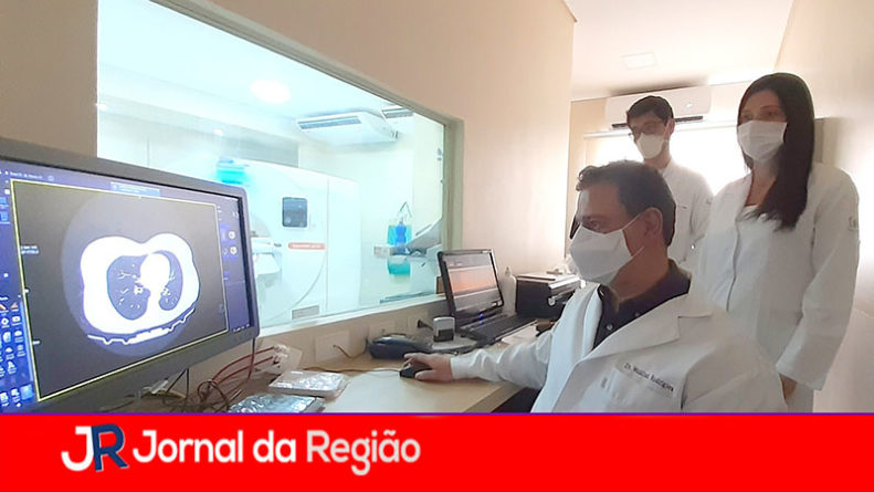 Dr. Waldinei acompanha residentes durante exame de tomografia copiar