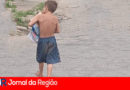 crianca pegando livros copiar