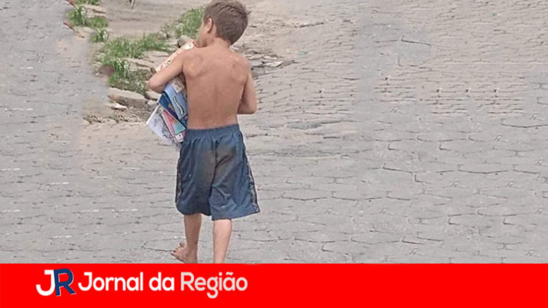 crianca pegando livros copiar