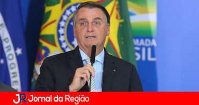 Bolsonaro diz que tem alguns idiotas que ainda ficam em casa Bolsonaro diz que tem alguns idiotas que ainda ficam em casa