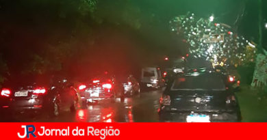 Motociclista cai embaixo de caminhão na Marginal do Rio Jundiaí Motociclista cai embaixo de caminhão na Marginal do Rio Jundiaí