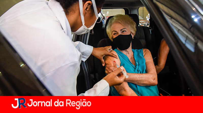 mulher sendo vacinada