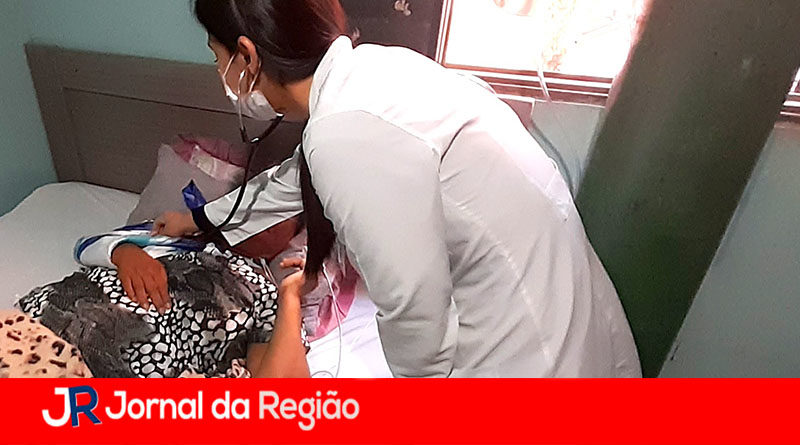 Suporte da equipe medica vai ate a casa do paciente copiar