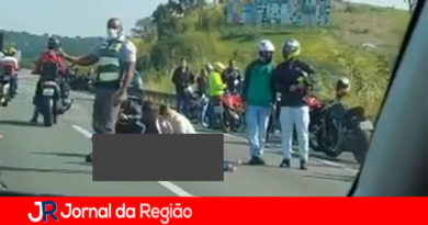Motorista diz que foi fechada e ao voltar para a pista bateu em moto Motorista diz que foi fechada e ao voltar para a pista bateu em moto