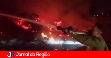 Bombeiros de Itupeva combatem incêndio em área de descarte de madeiras Bombeiros de Itupeva combatem incêndio em área de descarte de madeiras