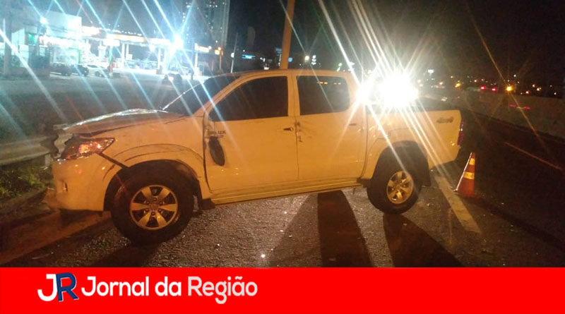 HILUX BATEU NAS DEFENSAS copiar