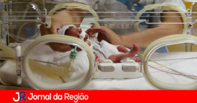 Mulher dá à luz a nove bebês Mulher dá à luz a nove bebês