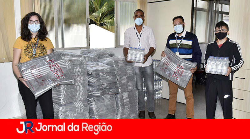 doacao de cobertores da empresa aoc ao centro pop c 355
