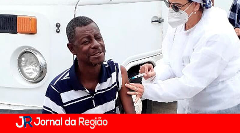 Morador de rua é vacinado em Campo Limpo Paulista. (Foto: Divulgação)