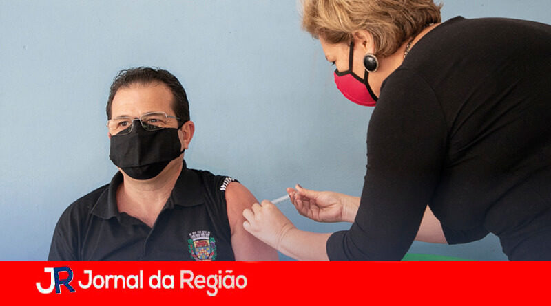 Alexandre Mustafa recebe a primeira dose da vacina. (Foto: Divulgação)