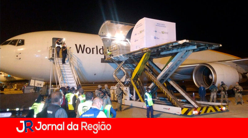Viracopos recebe vacina Pfizer. (Foto: Hnerique Bueno)