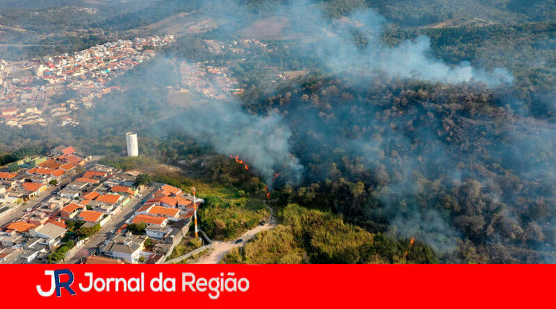 Incêndio no Morro da Baleia. (Foto: Daniel Carrero)