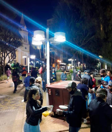 Entrega de marmita no Centro. (Fotos: Divulgação)