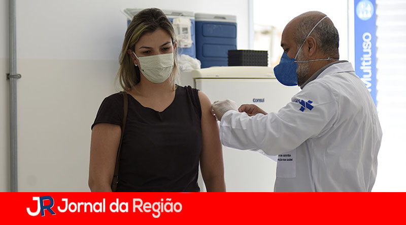 mulher tomando vacina influenza copiar