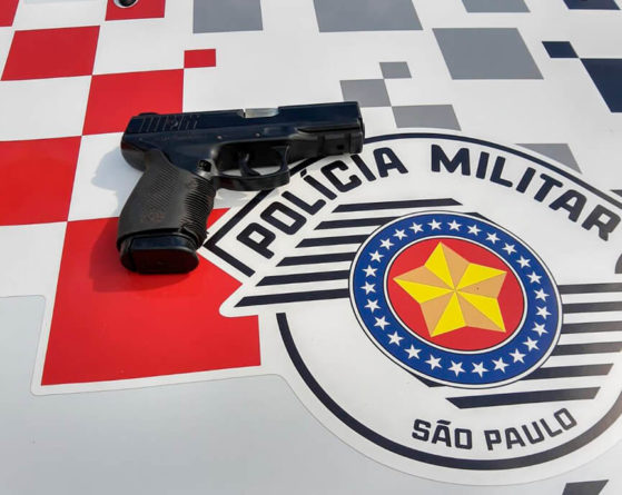 Réplica de pistola. (Foto: Divulgação/PM)