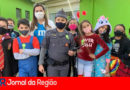 PM surpreende festa de crianças. (Foto: Divulgação)