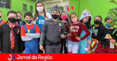 PM faz surpresa em festa temática de escola de Itatiba PM surpreende festa de crianças. (Foto: Divulgação)