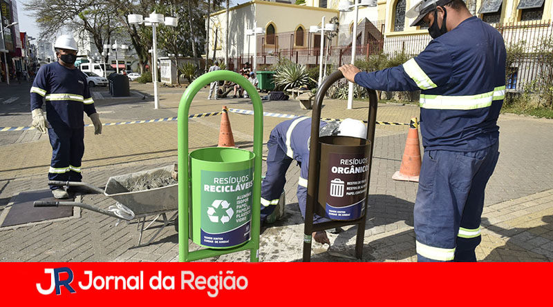 instalacao de novas lixeiras no calcadao do centro c 2366