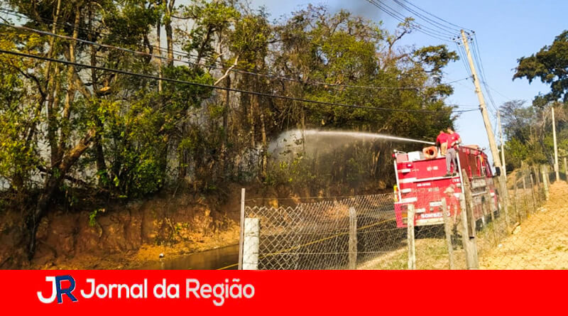 Combate a incêndio em Itupeva. (Foto: Divulgação)